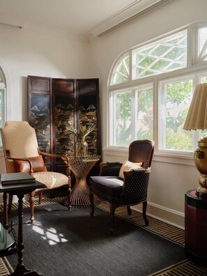 Interior - Kahili Suite - Historic charm meets Luxury (Wailuku)
