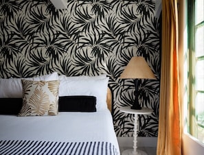Tabla de planchar con plancha, wifi y ropa de cama