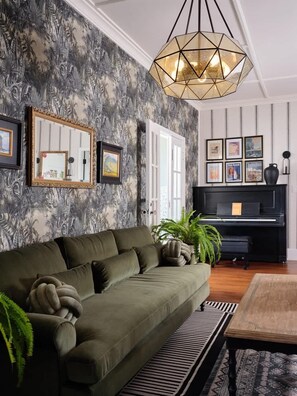 TV, offices - Mamane Suite - Historic charm and views (Wailuku)