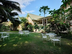 Outdoor dining - Mele Suite - Private Patio Retreat | ADA Compliant (Wailuku)
