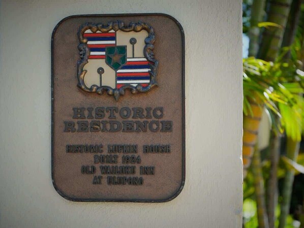 A plaque with the text 'HISTORIC RESIDENCE' and 'HISTORIC EUPHRAT HOUSE BOSTL 1924 OLD WALIKU INN AT ELIPONO.'