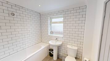 Rumah | Kamar mandi | Kombinasi shower/bathtub, bathtub besar,  dan perlengkapan mandi gratis