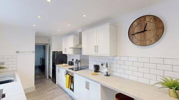 House | Private kitchen | Fridge, microwave, oven, stovetop