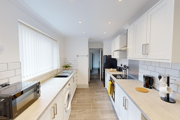 House | Private kitchen | Fridge, microwave, oven, stovetop