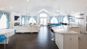Un amplio espacio habitable con sofá, mesa de comedor y cocina.