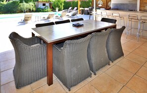 Outdoor dining - La Villa Du Colombier (Barbentane)