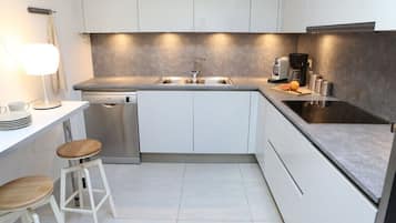 Geladeira, micro-ondas, fogão, cooktop