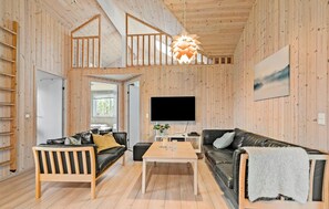 Smart TV, fireplace, DVD player, table football - Beautiful home in Idestrup with sauna (Idestrup)