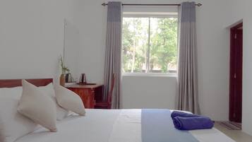 4 bedrooms, desk, free WiFi, bed sheets