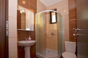 Family Double or Twin Room | Bilik Mandi | Tuala disediakan, sabun, syampu, tisu tandas 