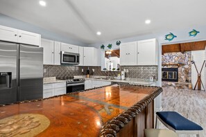 House, Multiple Beds, Kitchen, Garden View (3511 Treasure Cir) | Private kitchen | Fridge, microwave, oven, stovetop - 3511 Treasure Cir - Hidden Treasure (Panama City Beach)