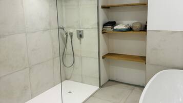 SĂšche-cheveux, serviettes fournies, papier toilette