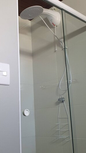 Sèche-cheveux, serviettes fournies, savon, shampoing