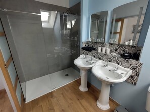 Comfort Double or Twin Room | Blackout drapes, soundproofing, iron/ironing board, free WiFi - Maison Grandsire  (Saint-Léonard)