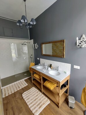 Deluxe Double Room, 1 Queen Bed, Private Bathroom, Garden View | Blackout drapes, soundproofing, iron/ironing board, free WiFi - Maison Grandsire  (Saint-Léonard)