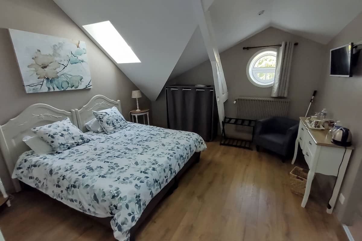 Blackout curtains, soundproofing, iron/ironing board, free WiFi