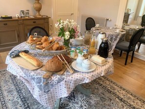 Free daily continental breakfast - Maison Grandsire  (Saint-Léonard)