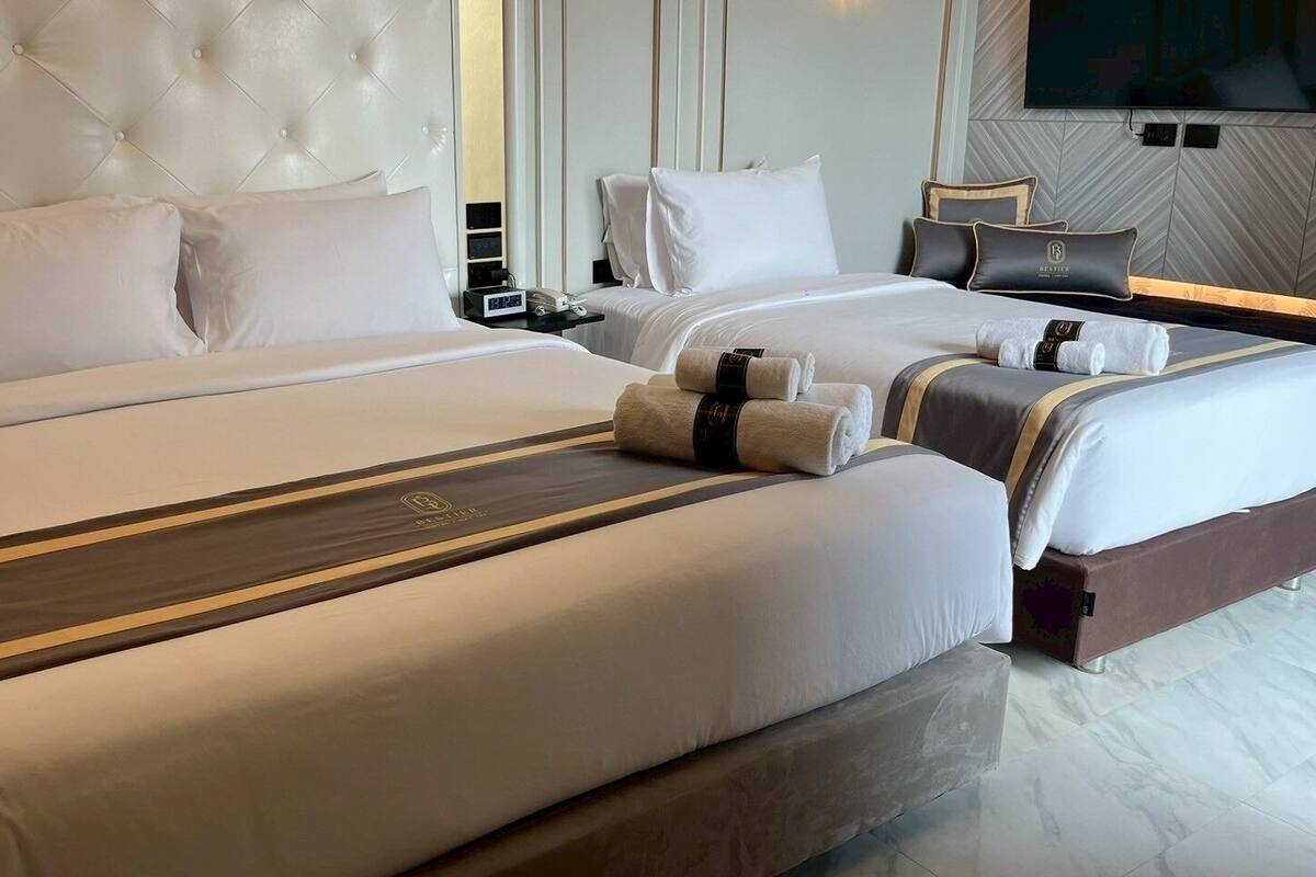 Superior driepersoonskamer | Een minibar, een kluis op de kamer, gratis wifi, beddengoed