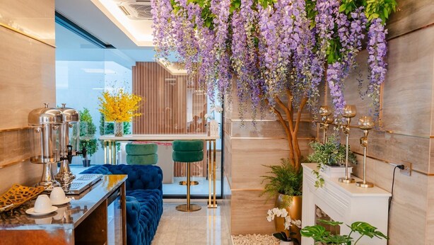 Een modern interieur met een zithoek, een koffiehoek en decoratieve planten.