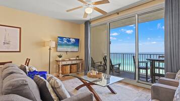 Apartment, Mehrere Betten, Balkon, Meerblick (Shores of Panama 1217) | Wohnbereich | 42-Zoll-Flachbildfernseher mit Digitalempfang, Fernseher