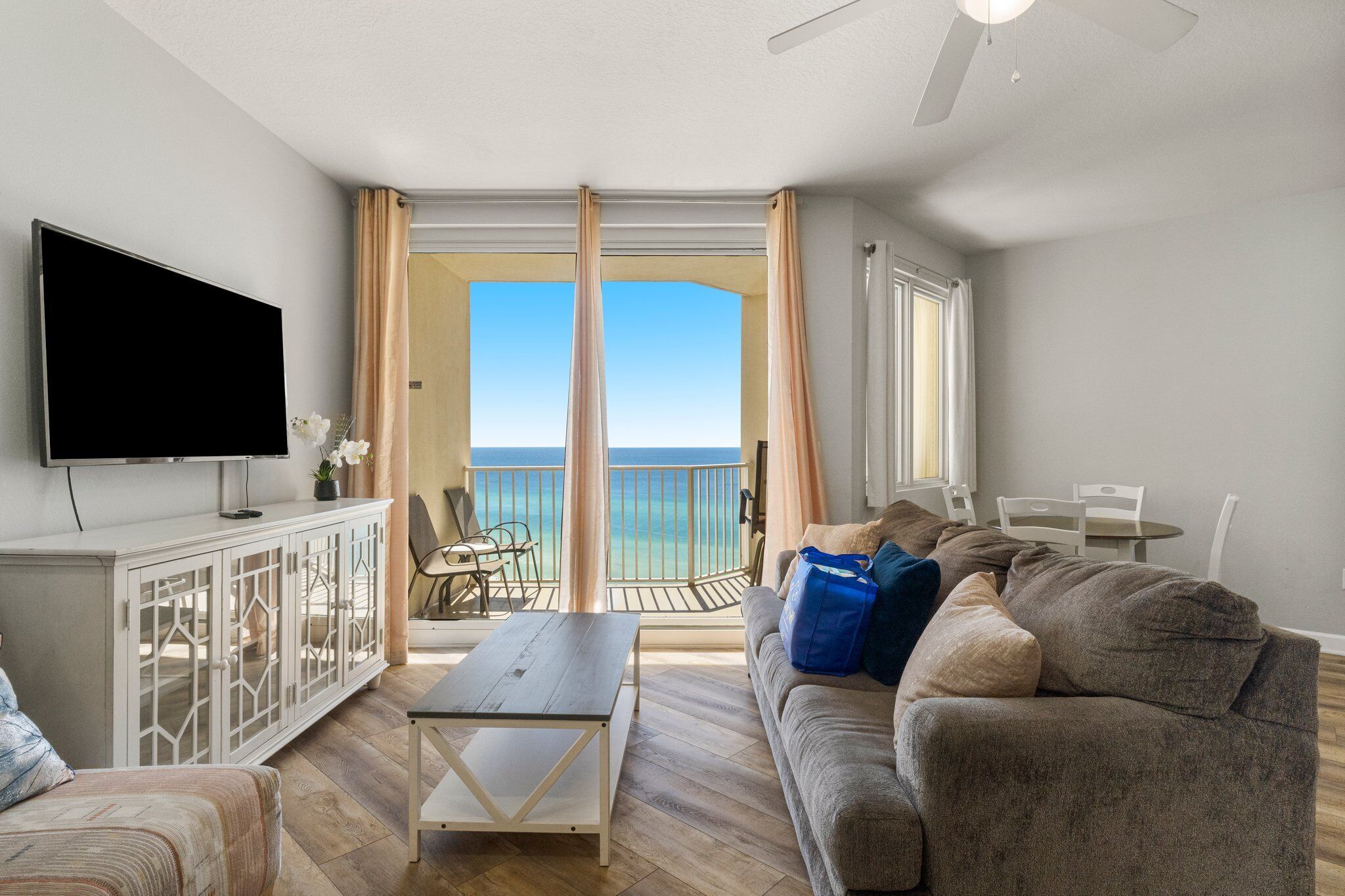 Appartement, meerdere bedden, keuken, uitzicht op oceaan (Shores of Panama 1410) | Woonruimte | Een 42-inch flatscreentelevisie met digitale zenders en een televisie