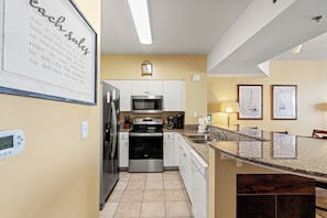 Appartement, Meerdere bedden, balkon, uitzicht op zee (Shores of Panama 1217) | Privékeuken | Een koelkast, een microgolfoven, een oven, een kookplaat