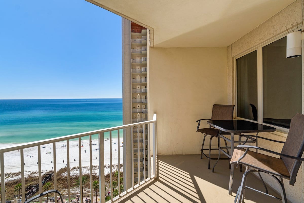 Ein Balkon mit Blick auf den Strand und das Meer.