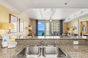Appart'hôtel, plusieurs lits, balcon, vue océan (Shores of Panama 1217) | Intérieur