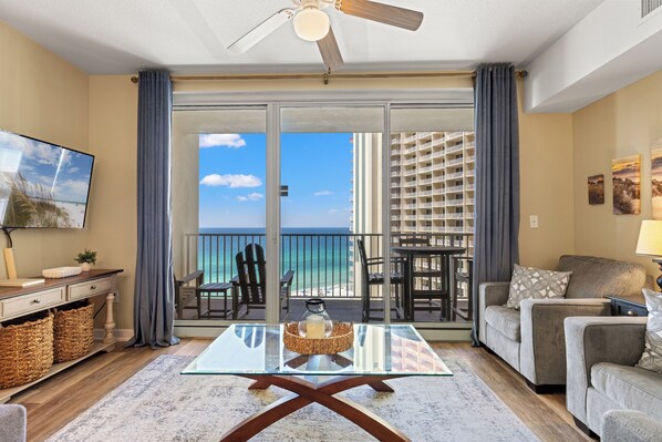 Appartement, Meerdere bedden, balkon, uitzicht op zee (Shores of Panama 1217) | Woonruimte | Een 42-inch flatscreentelevisie met digitale zenders en televisie