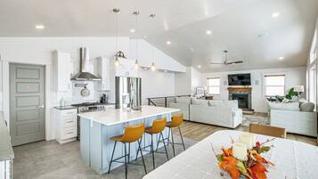 House (5 Bedrooms) | Interior