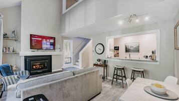 Condo, 1 Bedroom | Private kitchen | Fridge, oven, toaster