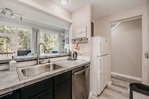 Condo, 1 Bedroom | Private kitchen | Fridge, oven, toaster - 45sw - Fireplace - Dishwasher - Washer/dryer - Sleeps 4 1 Bedroom Condo by RedAwning (Deming)