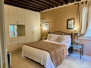 Comfort-Zimmer, Blick auf den Innenhof | Hochwertige Bettwaren, Minibar, Zimmersafe, Bügeleisen/Bügelbrett