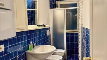 Comfort-Zimmer, Blick auf den Innenhof | Badezimmer | Dusche, Regendusche, Designer-Toilettenartikel, Haartrockner