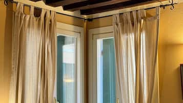 Comfort-Zimmer, Blick auf den Innenhof | 1 Schlafzimmer, hochwertige Bettwaren, Minibar, Zimmersafe