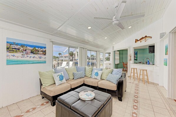 TV connectée, cheminée, table de tennis de table, livres