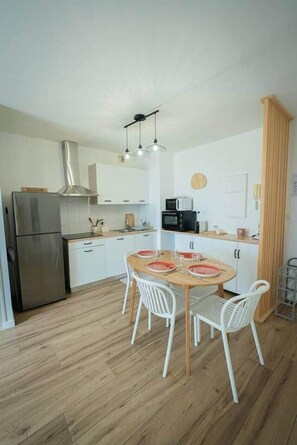 Een koelkast, een microgolfoven, een oven