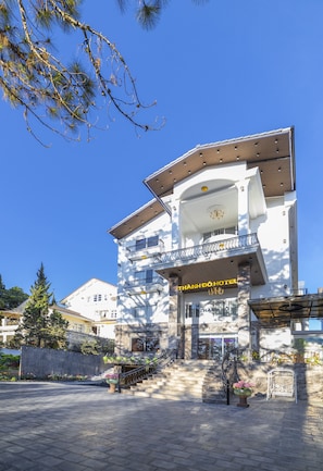 A hotel with a prominent entrance, a balcony, and a sign reading "THANHDO HOTEL". - Thanh Do 1 Hotel (Xuan Huong - Da Lat)