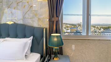 Quarto casal luxo, vista para a cidade | Escrivaninha, espaço de trabalho para notebook, quartos à prova de som