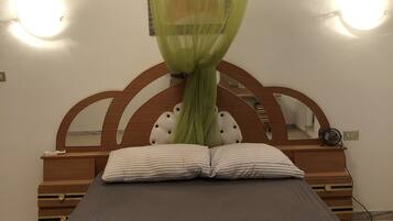 5 bedrooms, iron/ironing board, WiFi, bed sheets