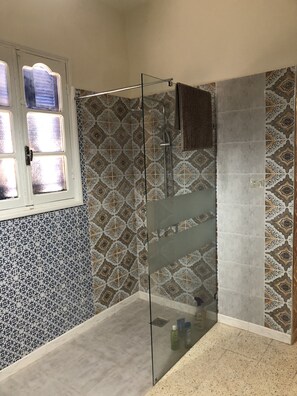 SĂšche-cheveux, serviettes fournies, savon, shampoing