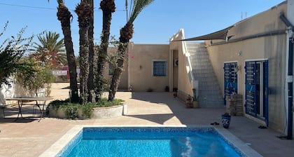 Grande Maison Avec Piscine et Grand Jardin Arboré Situé à 1km de Djerbahood
