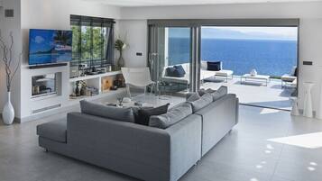 Smart TV, fireplace, stereo