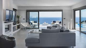 Smart TV, fireplace, stereo