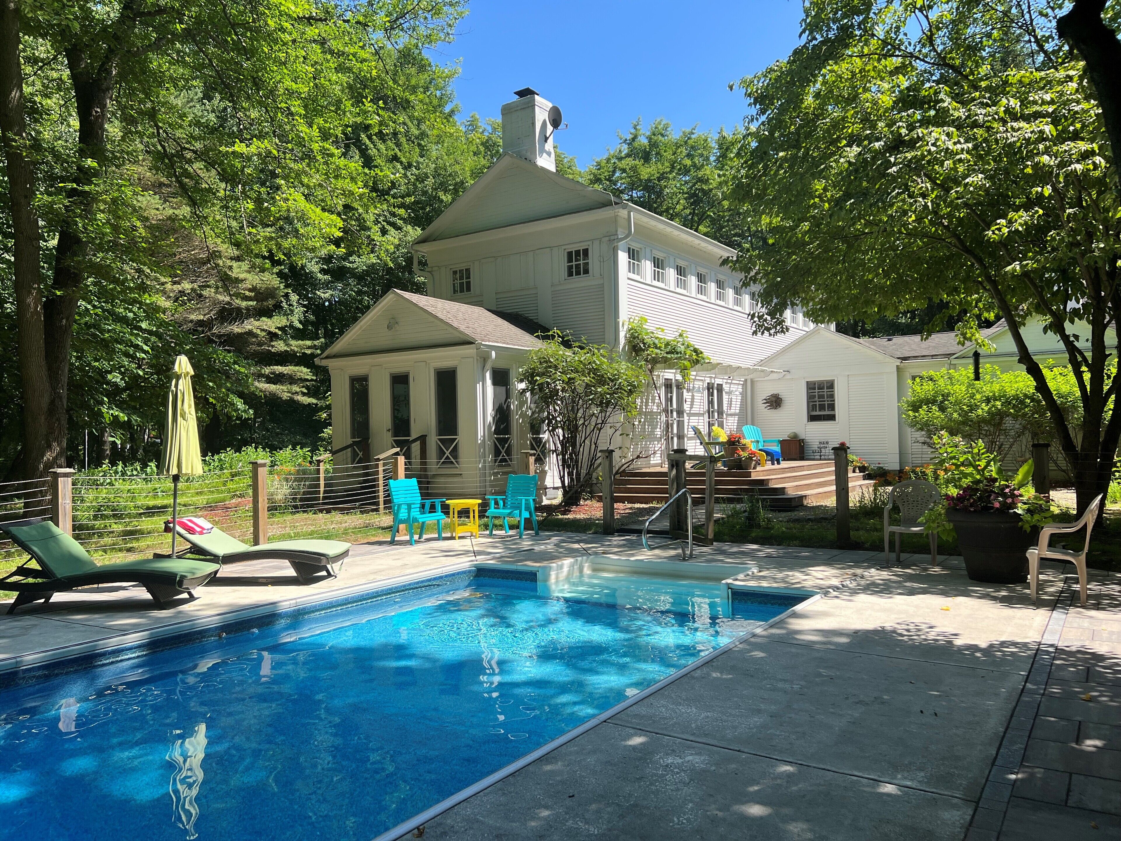 (4 Nt Min!) Secluded Harbert Home With Private Pool & Walking To Beach!
