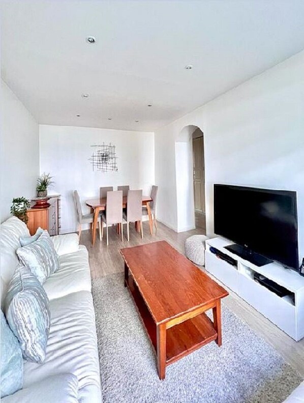 Smart TV - Appartement à Montrouge, Très Calme, Lumineux, à Deux Cents Mètres du Metro (Montrouge)