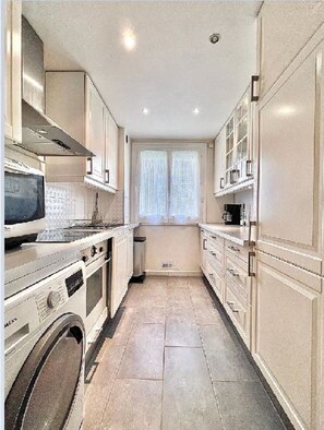 Fridge, microwave, oven, stovetop - Appartement à Montrouge, Très Calme, Lumineux, à Deux Cents Mètres du Metro (Montrouge)