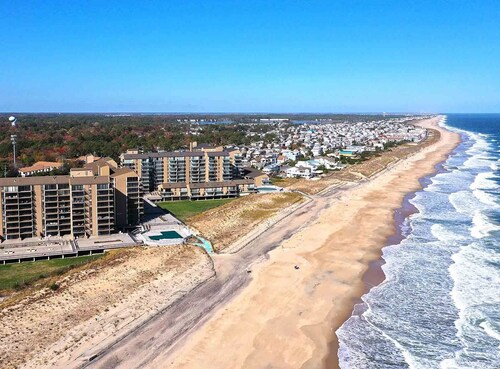 Incredible 3 bedroom Condo in Sea Colony Resort! WIFI, Community Pools, Fitness Center, Private Beach, Shuttle Service, and more!