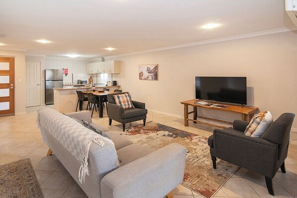 Smart TV - Stylishly appointed, conveniently located. (Margaret River)