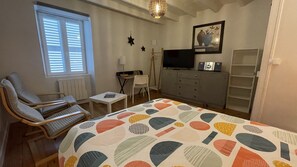 1 slaapkamer, een bureau, een strijkplank/strijkijzer, reisbedje